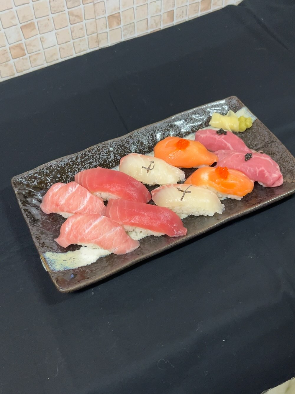 恋の紅白　至福の10貫！（どんぶり屋まぐろ大将）